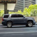Potencial de vida útil: 250,338 millas
A pesar de no ocupar los primeros puestos en fiabilidad según RepairPal, el Chevrolet Tahoe es un SUV que puede alcanzar una sorprendente cantidad de millas. Con un rendimiento robusto y una sólida estructura, el Tahoe tiene una vida útil potencial que rivaliza con muchos modelos de alta gama. Si bien es cierto que su puntuación de fiabilidad podría ser mejor, su resistencia y durabilidad en carreteras largas lo convierten en una opción ideal para quienes necesitan un vehículo que aguante el paso del tiempo y el desgaste. Este modelo, conocido por su gran capacidad de carga y potencia, es perfecto para quienes buscan un vehículo confiable para aventuras a largo plazo.