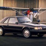 El 1984 Mustang SVO es uno de los modelos más inusuales y avanzados de la gama Mustang. En una época en la que los deportivos de bajo consumo comenzaban a tomar protagonismo, Ford decidió crear un Mustang turboalimentado de cuatro cilindros, para competir con los deportivos europeos del momento. Con un motor de 2.3 litros y 175 caballos de fuerza, el Mustang SVO era ligero, rápido y ágil. Su capacidad para alcanzar los 100 km/h en 7,5 segundos lo ponía a la par de los modelos V8 de la época. Con solo 9,844 unidades fabricadas hasta 1986, el SVO es una rareza que ha ido ganando popularidad en el mercado de autos clásicos.