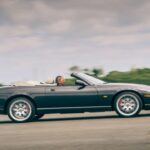 El Jaguar XK8 debutó como la nueva joya de la firma británica, reemplazando al icónico XJS con un V8 de 4.0 litros y 294 caballos de fuerza. Su diseño elegante y sofisticado lo convirtió en un coche deseado por los amantes de los roadsters, y gracias a su peso más ligero, el XK8 ofreció una excelente performance. La versión XKR, con su motor supercargado de 375 hp, fue aún más potente, logrando una aceleración de 0 a 60 mph en 5.4 segundos. Este Jaguar no solo destacaba por su rendimiento, sino también por su lujo y elegancia.