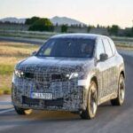 BMW ha hecho afirmaciones audaces para su iX3 2026, con un rango de hasta 800 km (497 millas) según el sistema WLTP europeo. Esta cifra supera el rango del Tesla Model Y Long Range, que alcanza hasta 622 km (386 millas). Además, el iX3 estará equipado con capacidades de carga ultrarrápida de 400 kW, permitiendo cargar hasta un 80% de la batería en solo 10 minutos, lo que equivale a la distancia entre Nueva York y Washington D.C.. Esta velocidad de carga es significativamente más rápida que la de los modelos actuales de Tesla.