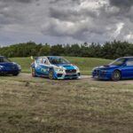 Bajo el capó, el Prodrive P25 cuenta con un motor turboalimentado de 2.5 litros tipo boxer, que evoca la nostalgia de los días de gloria del WRC. El rugido del motor es una de las características más destacadas, recordando a los autos de rally que compitieron en la década de 1990. Además, el chasis y la suspensión han sido afinados para ofrecer una experiencia de conducción que imita a los coches de rally, logrando una conducción precisa y emocionante.
