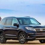 Si necesitas un SUV mediano con capacidad para toda la familia, el Honda Pilot es una de las opciones más confiables. Con un precio inicial de $41,595, el Pilot es ideal para familias que necesitan espacio, pero sin renunciar a un rendimiento eficiente. Este modelo ocupa el puesto 8 en el ranking de iSeeCars de los SUV más duraderos, lo que demuestra que no solo es confiable, sino que tiene un excelente historial de longevidad. Además, el Pilot también logró estar entre los top 30 vehículos más duraderos, en el puesto 13. Si valoras un SUV espacioso y duradero, el Honda Pilot es una excelente opción.