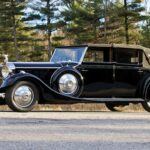 Uno de los modelos más impresionantes de la historia, el Bugatti Royale es sinónimo de lujo y potencia. Entre 1927 y 1933, este coche estuvo equipado con un motor straight-eight de 12.7 litros, un monstruo que simbolizaba el poder absoluto en la carretera. El Royale fue un fracaso comercial, en parte por la crisis económica de la Gran Depresión. Sin embargo, su motor marcó un hito en la historia de la automoción. No solo impulsó el Royale, sino que se utilizó para mover más de 200 vagones ferroviarios para la SNCF (Ferrocarriles Nacionales Franceses) hasta la década de 1950. Aunque Bugatti construyó pocos de estos coches, su legado como uno de los autos más lujosos y potentes permanece intacto.