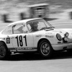 El Porsche 911 R '67 es una de las ediciones más raras del 911. Originalmente diseñado como un coche de competición, el 911 R se destacó por su interior minimalista y el uso de componentes ligeros para mejorar la relación peso-potencia. Solo se fabricaron 19 unidades para clientes, y su precio era el doble que un 911 estándar. Aunque no se utilizó mucho en competiciones, ganó el Tour de Francia de 1969. Hoy en día, el 911 R sigue siendo uno de los modelos más codiciados por los coleccionistas.