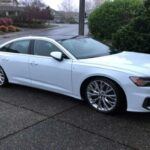 El Audi A6, especialmente en sus versiones más antiguas, es conocido por su potente rendimiento y confort, pero no está exento de inconvenientes. Los propietarios se enfrentaron a fallos constantes en el turbo, alto consumo de aceite y problemas con el sistema MMI (sistema de infoentretenimiento). Estos problemas afectaron la reputación del modelo, haciendo que muchos conductores se cuestionaran si valía la pena pagar tanto por un coche con tantos fallos mecánicos. A pesar de ser una de las berlinas más lujosas de su clase, el A6 dejó una sensación amarga en muchos de sus dueños.