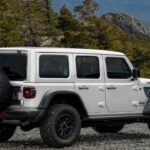 El Jeep Wrangler 2023 es el ícono de los vehículos todoterreno y supera a muchos competidores, incluido el Defender, cuando se trata de fiabilidad y rendimiento en terrenos extremos. Con una distancia al suelo de 12,9 pulgadas, el Wrangler Rubicon ofrece neumáticos grandes, diferenciales bloqueables y barras estabilizadoras desconectables, lo que le permite enfrentar cualquier desafío. El Wrangler 392 con motor V8 es una opción potente que se enfrenta directamente al Defender en términos de desempeño todoterreno.