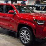 Aunque el Rojo Supersónico puede parecer un poco excesivo al principio, su tonalidad perfecta lo convierte en uno de los colores más atractivos de la 4Runner. Este rojo es brillante y tiene la suficiente intensidad como para resaltar, pero sin ser tan desmesurado como otros tonos. A diferencia de otros rojos que pueden parecer demasiado fáciles de cansar, el Rojo Supersónico tiene una calidad sofisticada que lo hace ver moderno y deportivo, lo cual es perfecto para aquellos que buscan algo emocionante pero no estridente.