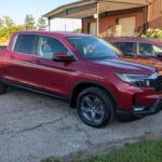 La Honda Ridgeline se presenta como una opción única, combinando la utilidad de una camioneta con la comodidad de un SUV. Con una conducción suave, un motor durable y una caja de carga práctica, ha conquistado a propietarios que buscan versatilidad. La capacidad de carga junto con el confort y la fiabilidad del Ridgeline ha logrado que muchos conductores lo conserven durante más de 15 años. Los propietarios no tienen que sacrificar confort por funcionalidad, y eso ha hecho que esta camioneta se mantenga en el radar por mucho tiempo.