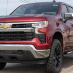 La Chevrolet Silverado 1500 es conocida por su capacidad de trabajo y durabilidad. Esta camioneta está diseñada para soportar el desgaste diario y trabajos pesados, lo que la convierte en una opción ideal para quienes necesitan un vehículo resistente. Su diseño simple y el acceso fácil a repuestos hacen que la Silverado sea una de las camionetas más fáciles de mantener. Muchos propietarios de Silverado superan las 200,000 millas sin grandes problemas mecánicos, y su popularidad en el mercado de trabajo resalta su fiabilidad.