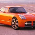 El Dodge Razor, otro de los conceptos presentados en 2002, marcó un intento de Dodge por ofrecer un deportivo compacto y asequible. Con un motor turboalimentado de 2.4 litros y 250 caballos de fuerza, el Razor estaba destinado a competir en el segmento de los vehículos deportivos compactos. Su tracción trasera, transmisión manual de 6 velocidades y peso ligero de 1137 kg (2500 libras) lo hacían un coche extremadamente ágil y emocionante de conducir. El precio, fijado en solo 14.500 dólares, lo hacía aún más atractivo. Sin embargo, por alguna razón, este vehículo no logró pasar de la fase de prototipo, dejando a los aficionados a los deportivos preguntándose qué habría sido de él si hubiera llegado a producción.