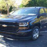 La Chevrolet Silverado 1500 ha sido siempre la respuesta de Chevy al éxito de la F-150, y el modelo de tercera y cuarta generación (2015-2023) sigue ofreciendo una gran relación calidad-precio. Estos modelos son conocidos por su durabilidad y capacidad de trabajo. Si bien la tercera generación presentó algunos problemas iniciales con la transmisión, la mayoría de los problemas fueron solucionados con el tiempo. Con una buena fiabilidad y una gran cantidad de años útiles, la Silverado 1500 sigue siendo una opción perfecta para aquellos que necesitan una camioneta con buena capacidad de carga y remolque.