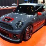 El Mini Cooper es un coche icónico que atrae a conductores más jóvenes y, con ello, una tendencia a la conducción arriesgada. A pesar de ser un vehículo compacto, el Mini ha sido incluido en el top 10 de coches más parados y multados, como lo confirma MotorBiscuit. Con un manejo ágil y una estética que invita a la diversión al volante, el Mini Cooper es conocido por su popularidad entre los conductores que disfrutan de la velocidad, lo que a menudo resulta en multas y paradas por parte de la policía.