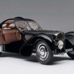 El Bugatti Type 57SC Atalante es otro de los coches más hermosos jamás fabricados, y su diseño sigue siendo una referencia de la elegancia. Construido entre 1936 y 1938, este coche de lujo estaba impulsado por un motor straight-eight de 3.3 litros, capaz de generar 200 caballos de fuerza y alcanzar una velocidad máxima de 120 mph. La combinación de su motor potente y su suspensión sofisticada le daba una conducción suave y estable.

Su interior estaba compuesto por materiales de lujo como cuero fino y madera pulida, creando un ambiente elegante y sobrio. Con su diseño atemporal y su escasez, el Type 57SC sigue siendo uno de los modelos más deseados por los coleccionistas de coches clásicos.
