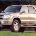 El 2002 Toyota 4Runner Limited de tercera generación es reconocido por los entusiastas del todoterreno como uno de los modelos más completos para aventuras extremas. Su motor V6 de 3.4L ofrece 183 caballos de fuerza, proporcionando una gran capacidad de arrastre y maniobrabilidad. Este modelo cuenta con características que fueron esenciales para la era todoterreno: sistema de bloqueo del diferencial central multimodo y el sistema de tracción A-TRAC, que ofrecen un control excepcional sobre superficies resbaladizas o de baja tracción.

La versión Limited también destacó por su mayor confort, sin comprometer las capacidades de conducción en condiciones difíciles. La transición hacia modelos más orientados al confort a partir de 2001 hizo que el 2002 4Runner Limited sea la opción preferida por aquellos que quieren un vehículo robusto y fiable para terrenos accidentados.