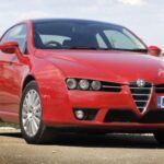 El Alfa Romeo Brera es indiscutiblemente uno de los coches más bellos de la marca. Introducido en 2005, este coupé deportivo destacó por su diseño estilizado, con líneas agresivas y elegantes. Equipado con un motor V6 de 3.2L que producía 260 caballos de fuerza, el Brera no solo era impresionante a la vista, sino que ofrecía una experiencia de conducción bastante agradable. Sin embargo, a pesar de su belleza, el Brera recibió críticas mixtas sobre su desempeño y comodidad. La revista australiana Drive le dio altas calificaciones por su estética y calidad de construcción, pero muchos consideraron que su conducción era algo pesada y poco emocionante. A pesar de ser un coche impresionante, el Brera nunca llegó a Estados Unidos, lo que lo convierte en una rareza en algunos mercados.