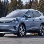 Si estás buscando una opción eléctrica, el Volkswagen ID.4 es una de las mejores alternativas en el mercado. Con un precio de $45,095, el ID.4 ofrece hasta 300 millas de autonomía con una sola carga, lo que lo convierte en un SUV eléctrico muy eficiente. Además, fue nombrado Top Safety Pick por el IIHS, destacando su seguridad en pruebas de choque. Su diseño moderno y elegante, combinado con una conducción suave y sin emisiones, hace que el ID.4 sea una opción atractiva para quienes desean dar el salto a los vehículos eléctricos sin exceder su presupuesto.
