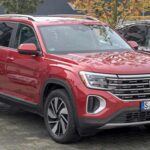 El Volkswagen Atlas es uno de los SUV más vendidos de VW, pero no cumple con lo que promete. Aunque su tamaño y espacio interior podrían ser atractivos, su calidad de materiales es baja y la economía de combustible es decepcionante. Además, su fiabilidad ha sido cuestionada por varios informes. Por el mismo precio, podrías optar por un Kia Telluride, que ofrece mucho más en términos de calidad y características. El Atlas ha quedado atrás frente a la competencia.