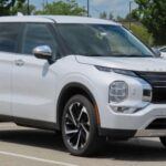 La fiabilidad es un aspecto fundamental a la hora de elegir un coche, y el Mitsubishi Outlander PHEV 2023 no ha sido bien recibido en este sentido. A pesar de ser un modelo híbrido atractivo, ha enfrentado críticas por su fiabilidad a largo plazo, con propietarios que reportan problemas frecuentes en el sistema híbrido. Esto se debe a la complejidad añadida por el sistema híbrido, que puede ocasionar fallos inesperados. Antes de decidirte por un SUV híbrido, es aconsejable investigar sobre la fiabilidad del modelo en cuestión, consultando informes de consumidores y reseñas de expertos.