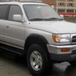 A lo largo de las generaciones, los motores de la Toyota 4Runner también han evolucionado. El primer motor disponible en los Estados Unidos fue un 2.4L I4. Posteriormente, en 1985, se introdujo una versión mejorada, el 22R-E, con inyección electrónica de combustible, y poco después, un motor turboalimentado de 2.4L. A medida que la 4Runner crecía, también lo hacía la capacidad de sus motores. En la tercera generación, el modelo base pasó a ser un motor 2.7L I4, y el V6 de 3.4L estaba disponible en los modelos de gama alta. La cuarta generación vio la llegada de un V8 de 4.7L como opción premium. Para 2025, la Toyota 4Runner ofrecerá un motor turboalimentado de 2.4L, lo que marcará una mejora en eficiencia y potencia.