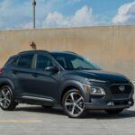 El Hyundai Kona, con un valor de reventa del 52,7 por ciento, es uno de los mejores SUV subcompactos en el mercado. Su motor turbo de cuatro cilindros y su sistema de infoentretenimiento intuitivo lo convierten en una opción destacada. Además, su consumo de combustible es impresionante, lo que lo hace ideal para aquellos que buscan un SUV que ofrezca un buen rendimiento y sea económico a largo plazo. Su diseño moderno y su gran cantidad de funciones hacen que este modelo mantenga su valor con el tiempo.

Ventajas: Estilo atractivo, motor potente, funciones de serie.

Contras: Espacio de carga limitado, dirección entumecida.