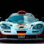 El McLaren F1 es uno de los superdeportivos más admirados de la historia, pero en su momento no cumplía con las normas de seguridad estadounidenses, principalmente por la ausencia de airbags y otros elementos exigidos. Solo años después, gracias a la ley “Show and Display”, algunos ejemplares pudieron entrar al país de forma muy restringida.