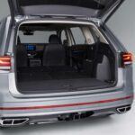 Volkswagen ha equipado al Atlas con un motor TSI turboalimentado de 2.0 litros y 4 cilindros en línea, capaz de generar 273 caballos de fuerza y 37,7 kg.m de par motor. Este motor se acopla a una transmisión automática de 8 velocidades, ofreciendo una experiencia de conducción dinámica y potente. El sistema de tracción 4Motion AWD de control electrónico asegura una entrega de potencia estable en diferentes condiciones de carretera.