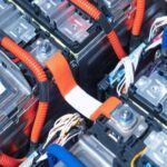 Uno de los grandes avances de Ford es su nueva plataforma modular para vehículos eléctricos, diseñada para ser escalable y adaptable a múltiples segmentos. Esta arquitectura reduce un 20% el número de componentes, disminuye en un 15% el tiempo de montaje y también abarata los costes de mantenimiento, logrando un balance económico muy competitivo.