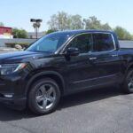 El Honda Ridgeline cambió la concepción de lo que podía ser una camioneta. Con construcción unibody, suspensión trasera independiente y un manejo cómodo como el de un coche, esta camioneta se destacó por su practicidad y confort. Aunque no estaba diseñada para trabajos pesados en el lugar de la construcción, sus características innovadoras como el baúl en la caja, la compuerta trasera de doble acción y el espacioso interior la convirtieron en una de las camionetas más funcionales para el uso diario.