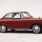 El Mazda Cosmo es uno de los modelos más icónicos de la marca y es especialmente famoso por su motor rotativo. Introducido en 1967, el Cosmo marcó la entrada de Mazda en el mundo de los autos deportivos de alto rendimiento. El modelo L10A, equipado con el primer motor rotativo de producción, fue una revolución en su época. Aunque el Cosmo nunca fue lanzado en Estados Unidos, su tecnología innovadora y su presencia en la cultura popular japonesa (apareciendo en la serie El Regreso de Ultraman) lo convirtieron en un coche muy querido y admirado en Japón. Este modelo es considerado por muchos como el pionero de los autos con motor rotativo, un diseño que definiría el futuro de la marca.