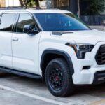 La Toyota Sequoia ha sido durante años un referente en cuanto a durabilidad y fiabilidad. Con una capacidad de remolque de hasta 7,400 libras, es ideal para quienes buscan un SUV robusto sin sacrificar el confort. El motor V8 de la Sequoia y su suspensión bien ajustada ofrecen una conducción suave y estable incluso con cargas pesadas. Este SUV es una opción acertada tanto para familias como para aquellos que disfrutan de la aventura, gracias a su amplio espacio interior y características avanzadas de seguridad. Su reputación como un vehículo de largo plazo la convierte en una elección segura para quienes buscan fiabilidad.