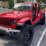 La Jeep Gladiator Rubicon combina la legendaria capacidad todoterreno de Jeep con la funcionalidad de una camioneta pickup. Su construcción robusta y su sistema de tracción integral avanzado la hacen ideal para conductores que buscan enfrentarse a terrenos difíciles sin miedo. Los propietarios del Gladiator Rubicon lo elogian por su versatilidad, diseño resistente y sus capacidades para realizar trabajos exigentes en el campo. Para los que buscan una camioneta que pueda soportar los caminos más difíciles y ofrecer una experiencia única de aventura off-road, el Gladiator Rubicon es sin duda una de las mejores opciones disponibles.