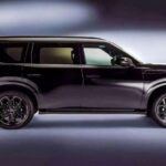 Aunque el QX80 Sport no se comercializa como una versión de alto rendimiento, su motor V6 biturbo de 3.5 litros con 450 caballos de fuerza y 516 lb-ft de torque es suficiente para ofrecer una conducción impresionante. Este motor está emparejado con una transmisión automática de 9 velocidades que garantiza una experiencia de manejo suave y dinámica, mientras que la tracción integral estándar brinda seguridad y estabilidad en diversos terrenos.