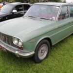 La Nissan Datsun 620, fabricada entre 1972 y 1979, es una camioneta compacta que destaca por su fiabilidad y su diseño distintivo. Su mecánica sencilla y la disponibilidad de repuestos hacen de esta camioneta un proyecto de restauración accesible para todos los niveles de restauradores. Un Datsun 620 restaurado es ideal tanto para quienes buscan un vehículo práctico para el día a día como para aquellos que desean tener un clásico único en las calles. Con su tamaño compacto y diseño retro, esta camioneta atraerá miradas por donde pase.