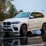 El BMW X5 M Competition es un verdadero monstruo de la carretera. Su motor V8 de 4.4 litros que produce 617 caballos de fuerza le permite acelerar de 0 a 100 km/h en 3.7 segundos, una hazaña impresionante para un SUV de su tamaño. Este vehículo no solo ofrece velocidad, sino también una conducción precisa, gracias a su suspensión robusta y dirección afinada. El interior de lujo del X5 M Competition está lleno de materiales de alta calidad y tecnología avanzada, lo que lo convierte en un SUV ideal para quienes buscan un equilibrio entre velocidad y confort diario.