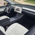 El Model Y 2026 proporciona asientos cómodos tanto para el conductor como para los pasajeros. Los asientos están diseñados ergonómicamente, ofreciendo un excelente soporte lumbar y comodidad durante viajes largos. Además, el vehículo tiene capacidad para hasta 7 pasajeros, lo que lo hace ideal para familias o viajes largos.