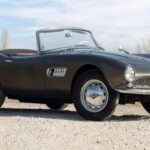 La BMW 507 fue una de las creaciones más hermosas de la década de 1950, con una carrocería de aluminio y un motor V8 de 3.2 litros. Aunque la producción fue limitada, solo 252 unidades, la 507 no logró las ventas esperadas y dejó de producirse tras pocos años. Sin embargo, su belleza atemporal y su diseño refinado la convirtieron en una de las piezas más codiciadas por los coleccionistas. En 2022, un modelo se vendió por €2.03 millones (aproximadamente $2.2 millones) en una subasta en Mónaco.