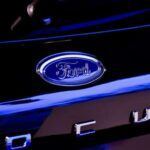 Ford ha logrado reducir la cantidad de piezas en un 20% en comparación con los vehículos promedio, lo que se traduce en una menor complejidad en la fabricación. Además, se ha reducido en un 25% el uso de sujetadores y en un 40% la cantidad de estaciones de trabajo necesarias en la línea de ensamblaje, lo que implica una mejora considerable en la eficiencia de la producción.