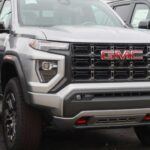 El GMC Canyon AT4 está diseñado para aventuras off-road, con una apariencia que refleja su propósito de ser un camión duro y resistente. No obstante, este modelo ha presentado problemas de fiabilidad con su transmisión y sistemas eléctricos, lo que afecta a su rendimiento. A pesar de ofrecer una conducción impresionante y un diseño atractivo, el Canyon AT4 tiene el potencial de generar costos de mantenimiento elevados, lo que puede desanimar a quienes esperan una experiencia sin complicaciones. Los propietarios deben estar atentos a los boletines de servicio y posibles llamadas a revisión para evitar estos inconvenientes.