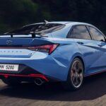 Precio de venta sugerido: $21,875
El Hyundai Elantra 2025 es una opción accesible para jubilados que buscan un sedán confiable y económico. Con un rendimiento combinado de 54 mpg, este vehículo es el más eficiente en combustible de la lista. Además, viene con características tecnológicas modernas como Apple CarPlay, Android Auto y carga inalámbrica. Su bajo costo de mantenimiento y su impresionante eficiencia de combustible lo convierten en una opción atractiva para quienes buscan un vehículo económico para el día a día. El Elantra es sencillo, pero fiable, y te llevará a donde necesites sin complicaciones.