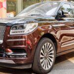Depreciación en 5 años: 50%

El Lincoln Navigator es un SUV de lujo de tamaño completo, conocido por su opulencia y potente rendimiento. A pesar de ser una opción muy atractiva para aquellos que buscan comodidad y prestaciones, el Navigator también pierde valor rápidamente. Esto se debe a su gran tamaño, que puede ser un inconveniente para algunos compradores, y a los altos costos de operación y mantenimiento. Los propietarios del Navigator pueden esperar una pérdida de hasta el 50% de su valor en los primeros cinco años, lo que lo convierte en una opción menos atractiva a largo plazo.