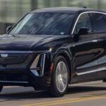 Precio Actual: $59,000 (aproximadamente)
Descuento estimado: $2,000 (más incentivos adicionales)

El Cadillac Lyriq es otro SUV eléctrico que está perdiendo valor rápidamente debido a la alta competencia de otros modelos de lujo con mayores autonomías y precios más bajos. Con más unidades disponibles que compradores, Cadillac está ofreciendo rebajas significativas para estimular las ventas. Los incentivos incluyen préstamos a bajo interés, reembolsos en efectivo y ofertas de leasing, y podrían ofrecerse mayores descuentos a medida que avance el año 2025. Los compradores que ya posean un vehículo de otra marca de lujo podrían recibir un bono adicional de hasta $2,000.