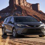 La Toyota Sienna se ha ganado un lugar destacado entre las minivanas por su fiabilidad y eficiencia de combustible, siendo uno de los pocos modelos que ofrece una motorización híbrida en este segmento. Con su diseño de cuatro puertas deslizantes y un interior espacioso, la Sienna es ideal para familias que necesitan mucho espacio y comodidad.

El modelo 2024, con su motorización híbrida de 245 caballos de fuerza, ofrece una impresionante eficiencia de combustible de hasta 36 mpg combinados (35 mpg para la versión AWD). Aunque la Sienna puede no ser tan dinámica en cuanto a rendimiento como algunas de sus competidoras, su fiabilidad y economía de combustible la convierten en una opción confiable para aquellos que buscan una minivan de largo plazo.