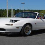 Si lo que buscas es un auto deportivo usado que siga ofreciendo una experiencia de conducción divertida, el Mazda MX-5 Miata 2010 es una de las mejores opciones. Su diseño ligero y su motor de 2.0 litros con 167 caballos de fuerza lo convierten en una máquina ágil y precisa, ideal para los amantes de las curvas y la conducción en carreteras sinuosas. Además, su transmisión manual lo convierte en un verdadero placer para los entusiastas de los autos deportivos.

El Miata es famoso por su simplicidad y su capacidad para ofrecer una conducción emocionante sin lujos innecesarios. Con un techo convertible o una opción de hardtop, puedes disfrutar del aire libre sin sacrificar la practicidad. Un clásico que sigue siendo relevante incluso en 2025.

Precio de Rango: $10,400 - $16,800