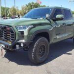 La Toyota Tundra es conocida por su fiabilidad y robustez, y las pruebas de choque no son la excepción. El modelo 2023 está equipado con un sistema de precolisión y control de crucero dinámico, características que le otorgan una puntuación alta en seguridad. Toyota ha diseñado este camión para ofrecer una protección excepcional a los ocupantes, independientemente de las circunstancias.

Además de su rendimiento sobresaliente en seguridad, la Tundra también ofrece un gran poder en la carretera, lo que la convierte en una de las mejores opciones para quienes necesitan un camión tanto para trabajo como para conducción diaria.