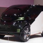 El Honda NeuV, lanzado en 2017, no es solo un coche eléctrico compacto, sino una visión del futuro donde la inteligencia artificial juega un papel crucial en la conducción. Este vehículo está diseñado para aprender de sus conductores y adaptarse a sus preferencias, lo que ofrece una experiencia personalizada y conectada. Además, el NeuV tiene la capacidad de operar de manera autónoma y comunicarse con otros vehículos, lo que refuerza la idea de un futuro completamente conectado en la movilidad. Aunque aún está en fase conceptual, el NeuV muestra el compromiso de Honda con la innovación tecnológica y el futuro de la conducción inteligente.