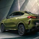 El BMW X6 M (USD $134,600) es el vehículo insignia dentro de los SUV cupé, y para 2025, regresa con mejoras significativas en cuanto a potencia y tecnología. Con un motor V8 biturbo de 4.4 litros y un sistema híbrido suave de 48 voltios, el X6 M entrega 617 caballos de fuerza, acelerando de 0 a 100 km/h en solo 3.7 segundos. Este SUV de 2400 kg tiene un rendimiento digno de un superdeportivo.

Con suspensión adaptativa, diferencial M Sport y una impresionante cabina de lujo con cuero Merino y sistema de sonido Harman Kardon, el X6 M es perfecto para quienes buscan una máquina de alto rendimiento con un interior lujoso. La nueva interfaz iDrive 8.5 de BMW también eleva la experiencia a otro nivel, brindando una mayor conectividad y control al conductor.