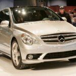 El Mercedes-Benz R63 AMG es un claro ejemplo de la audacia de Mercedes al desafiar las normas del mercado de minivanes. Equipado con un motor V8 de 6.2 litros y 500 caballos de fuerza, este vehículo podía alcanzar los 275 km/h y acelerar de 0 a 100 km/h en solo 4.6 segundos.

Aunque las minivans no están pensadas para ser vehículos deportivos, Mercedes combinó una gran capacidad de carga con un rendimiento excepcional, lo que convirtió al R63 AMG en una rareza entre las minivans. Solo se produjeron unos 200 ejemplares, lo que lo ha convertido en un modelo codiciado por coleccionistas.