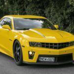 El Chevrolet Camaro SS es una bestia con alma de muscle car moderno. Con su imponente motor V8, el Camaro SS no solo destaca por su potencia, sino también por su capacidad de manejar con precisión. Aunque es conocido por su rendimiento bruto, las últimas versiones han mejorado notablemente en términos de maniobrabilidad y control. Con una suspensión perfectamente calibrada y tecnologías de asistencia al conductor, el Camaro SS se comporta con mucha más agilidad de lo que su tamaño podría sugerir. Ya sea para acelerar en línea recta o afrontar curvas cerradas, el Camaro SS siempre entrega emociones intensas.