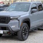 El Nissan Navara es conocido por su diseño estilizado y su rendimiento robusto, pero en cuanto a seguridad, no ha estado a la altura en ciertos países. El modelo ha sido criticado por su rendimiento en pruebas de colisión lateral, y la falta de algunas tecnologías de seguridad avanzadas lo ha dejado atrás frente a otros competidores. Además, su calificación en las pruebas de seguridad europeas ha sido baja en comparación con otros vehículos de su categoría. Nissan tendrá que mejorar en este aspecto si quiere seguir siendo competitivo en mercados como el europeo, donde las regulaciones son más estrictas.