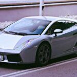 El Lamborghini Gallardo, lanzado en 2003, fue el modelo que verdaderamente democratizó la marca. Con un motor V10 y un precio más accesible en comparación con los modelos anteriores, el Gallardo amplió el atractivo de Lamborghini a un público más amplio. Además de ser el modelo más vendido de la marca en su momento, el Gallardo introdujo nuevos niveles de accesibilidad para los entusiastas de Lamborghini, consolidando la presencia de la marca en un mercado global cada vez más competitivo. Este modelo fue clave para asegurar que Lamborghini continuara siendo relevante y competitivo en un panorama automovilístico en constante cambio.